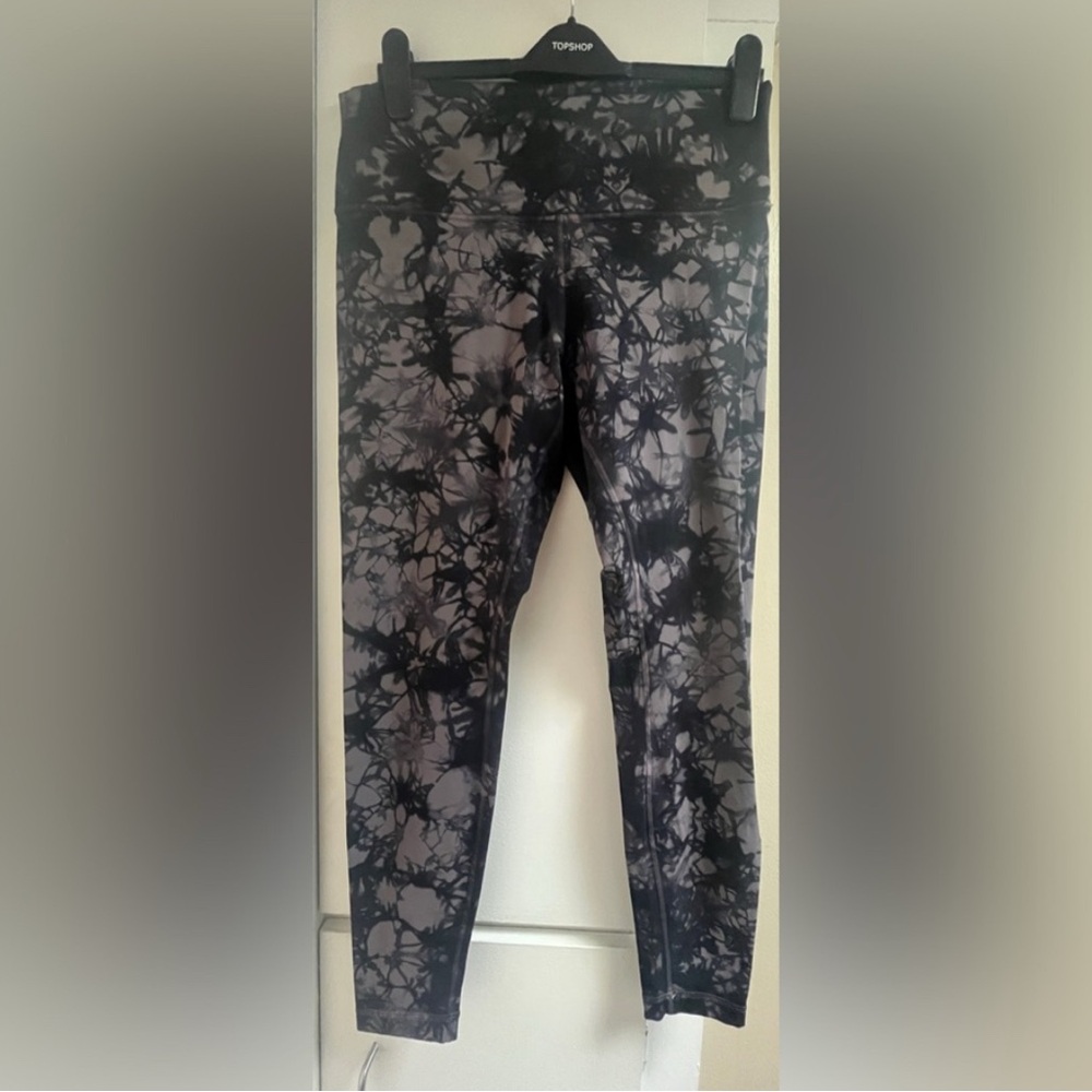 Lululemon wunder under high rise tight in black and gray shibori print. 28 in